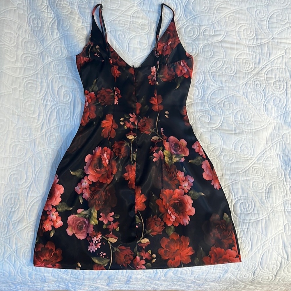 Structured Satin Mini dress. Size 00. With pockets.